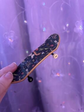 Floral Mini Fingerboard Skateboard Toy in Black and‎ Tan